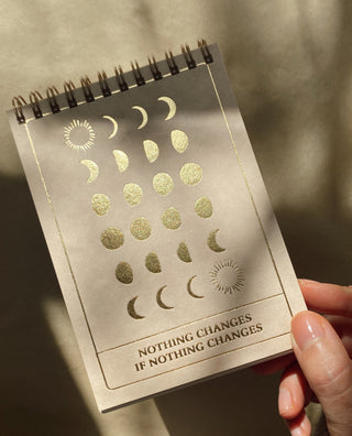 NOTHING CHANGES IF NOTHING CHANGES - DIN A6 NOTIZBUCH - DOTTED / PUNKTKARIERT - MIT GOLDPRÄGUNG