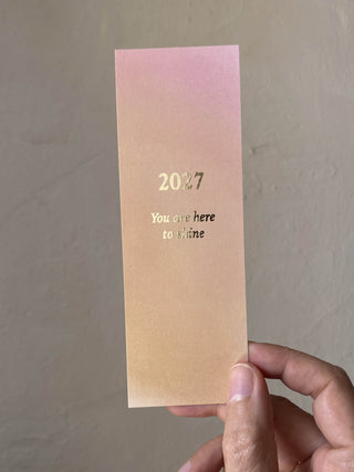 2027 YOU ARE HERE TO SHINE - LESEZEICHEN MIT KALENDER ÜBERSICHT - GOLD EDITION