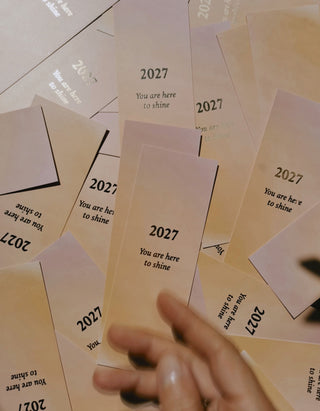 2027 YOU ARE HERE TO SHINE - LESEZEICHEN MIT KALENDER ÜBERSICHT - GOLD EDITION