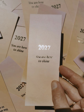 2027 YOU ARE HERE TO SHINE - LESEZEICHEN MIT KALENDER ÜBERSICHT - GOLD EDITION